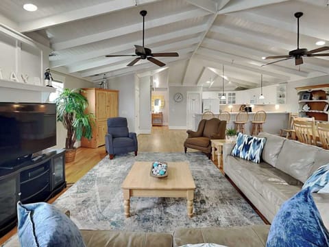 203-B Living Area w. Smart TV, Balcony Access