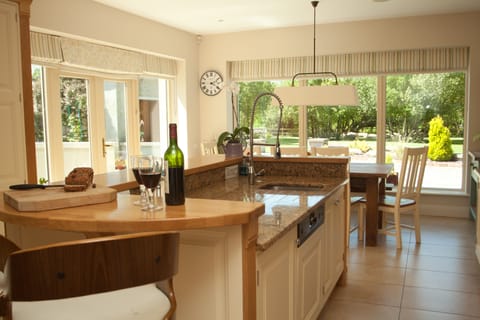 Bright Kitchen/dining room overlooking garden: 7 burner gas hob & 4 door oven 
