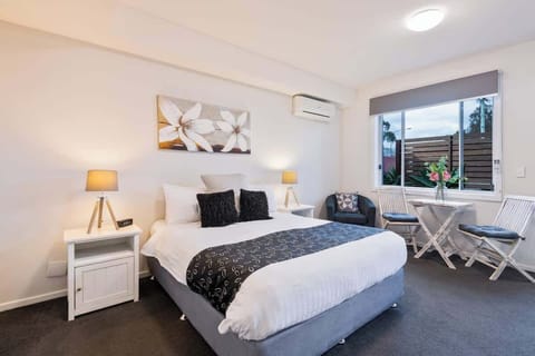 Studio Room with queen bed, TV, DVD Player, Kitchenette and Bathroom in Myola holiday rental in Huskisson