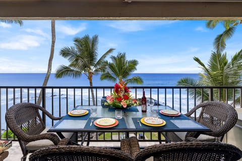 Enjoy dining with your favorite beverage while watching the ocean below