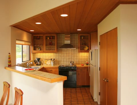 Large Kitchen - Watch the Crashing Surf While Cooking and Dishwashing