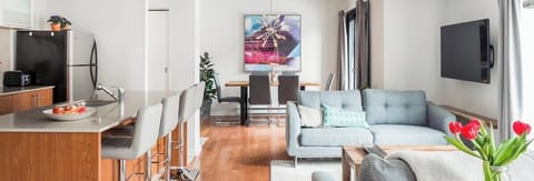 We are Superhost since 2015, with over 3500 great reviews ! We have all the city permits and insurance required.    Luminous living room with 55" HD ROKU TV. Contact us! Contactez-nous ;)