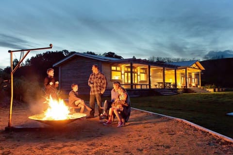 Outdoor dinning & fire pitt