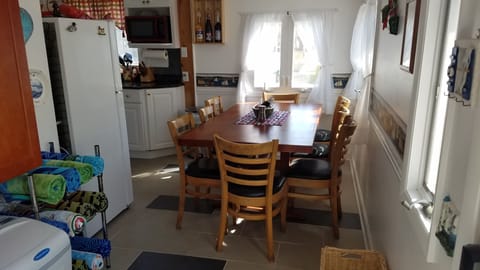 Space inside for meals or after-dinner games (rgb lighting at night!)