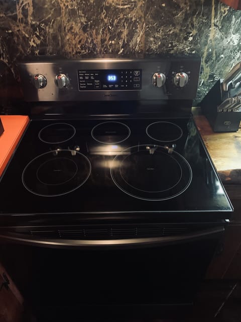 Brand new Samsung Electric Stove in Black Stainless Steel. Purchase 9/2/2020. 