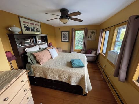 "Gold room" - 2nd floor.
Queen bed, ensuite bathroom.