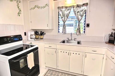 ALO Kitchen - Clean and simple kitchen