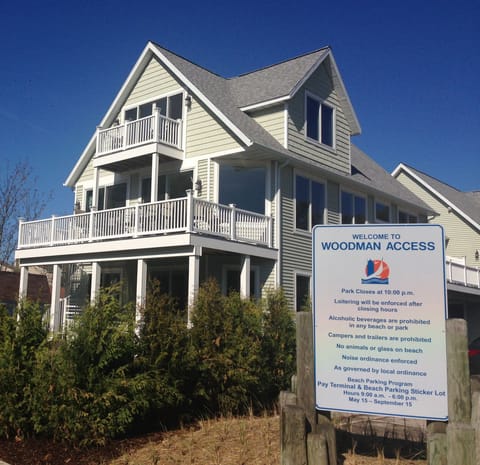 Amazing Location-right at the beach entrance! Walk to everything location