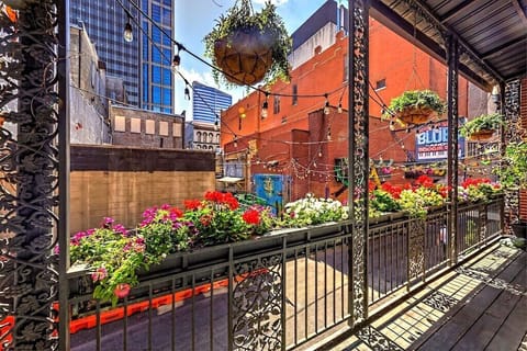 Grand Loft – Huge Balcony Overlooking Historic Printers Alley”