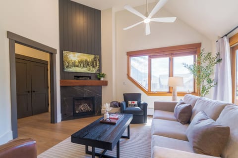 Newly remodeled top floor condo with 1,150 sq ft of living area 