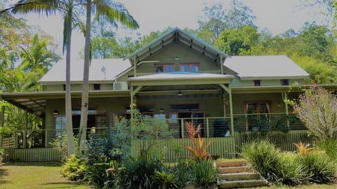 Magnolia Cottage - a stunning hinterland hideaway within 2 acres of gardens