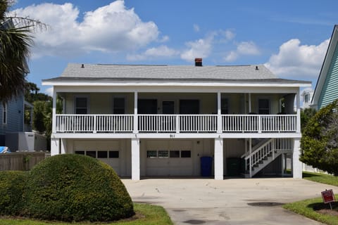 Front view of home with large driveway and plenty of parking 