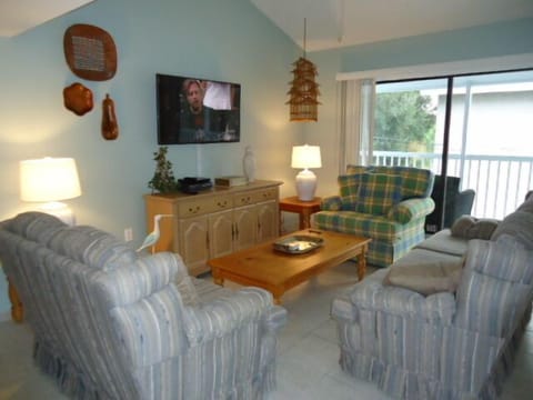 Spacious Living Area with HD Flat Screen  TV, DVD, Cable and Wi-Fi