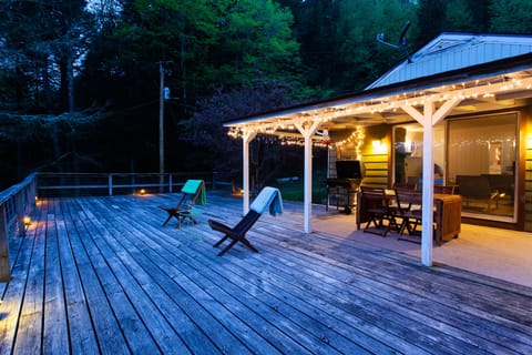Dine on the deck under starlight.