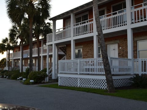 What happens on the porch....Beach Breeze #106 has the whole deck to itself