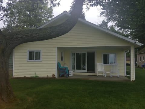 Front of Cottage, picnic table now on the porch for extra outdoor eating space.