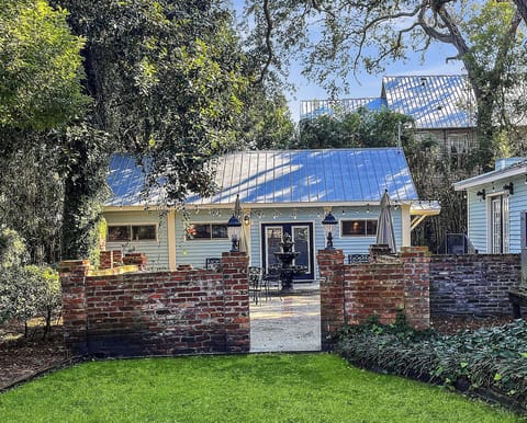 Elegant Southern Cottage in historic Old Town Brunswick