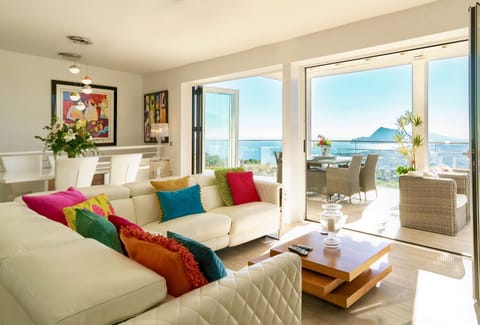 Luxurious inside outside living spaces to enjoy the panoramic view