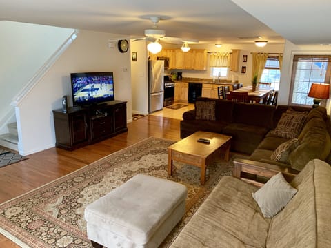 *Huge Home!Designer kitchen! Granite  countertop,sectional sofa,4  levels, Pool.