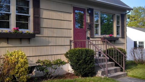 charming cape  ... close to RI beaches  & walking distance to downtown Westerly!