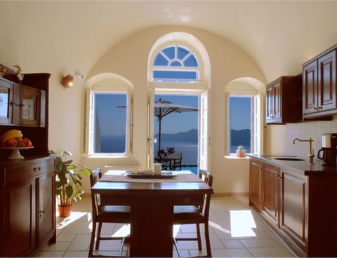 East Canava's indoors and outdoors sitting areas with A/C, kitchen and fridge.