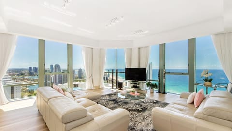 Amazing Views from 240sqm Apartment.