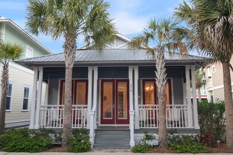 Front porch feels at Beach Sea-Sun