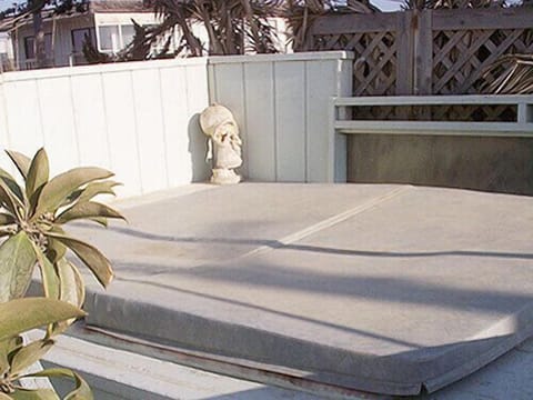 Spa (no powerful jets, sorry) Shared  w Seagull (yours privately, no worries)