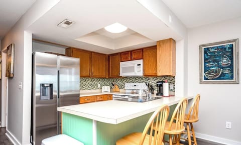 Kitchen with Eat - In Seating