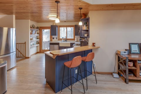 The breakfast bar is a convenient extra dining space for kids, etc. 