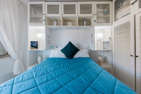 Front Bed View (Teal Blue Decor)
(Sleeps 2 w/ possible Crib/Cot beside [avail.]