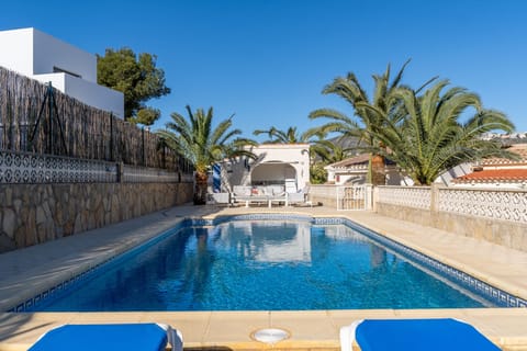 Huge pool with gentle slope and large steps