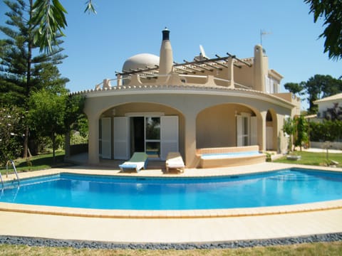 piscina privativa, churrasqueira, mobiliário exterior