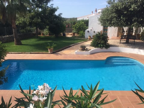 Great pool and large gardens 