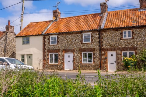 Jasmine Cottage, South Creake: A delightful and quirky two bedroom period terraced cottage