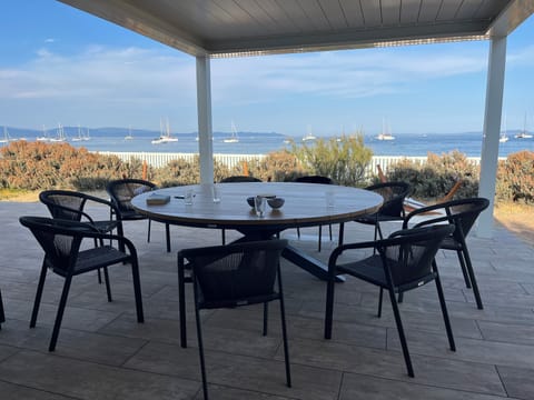 Terrace with direct access to the beach
