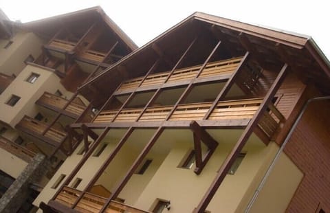 The 2 Jardin Alpin buildings at Morillon Les Esser