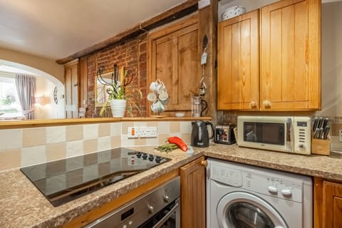 Ground floor: Traditional kitchen with modern appliances