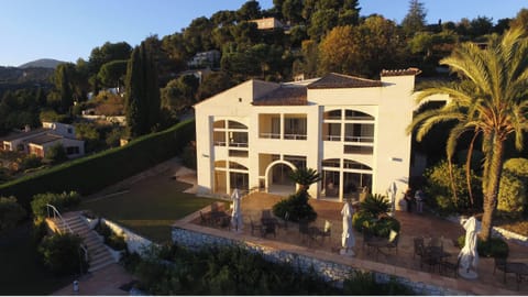 Contemporary Luxury Villa in St Paul-Commanding Seaview Villa in Saint Paul de Vence