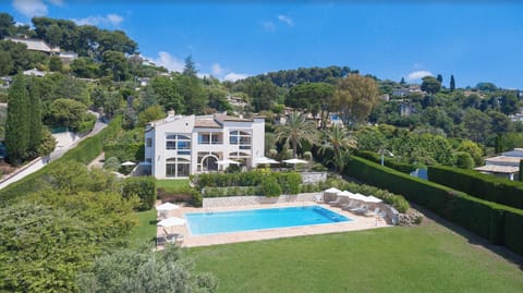 Contemporary Luxury Villa in St Paul-Commanding Seaview Villa in Saint Paul de Vence
