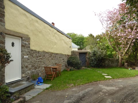 Bay's own garden furniture. Ebbingford's front lawn is also free to use.