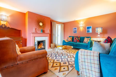 Owl Cottage, Burnham Market: Spacious sitting room with open fire