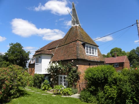Stone Green Oast - opens onto the enclosed, pet friendly garden