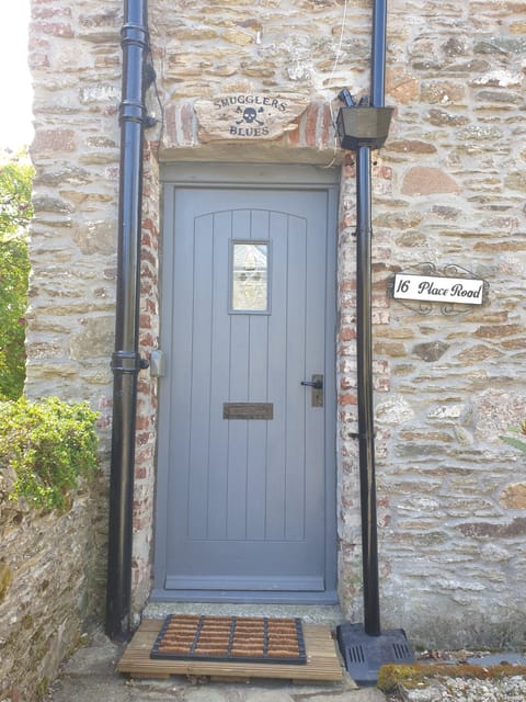 Welcome to Smugglers Blues