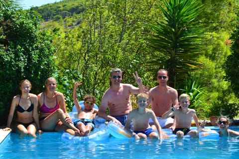 Guests / Family Fun Poolside