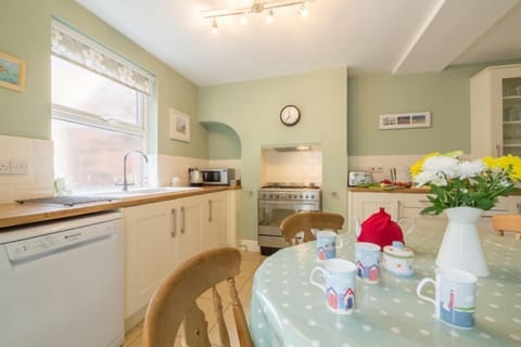Ground floor: Well-equipped kitchen with breakfast table