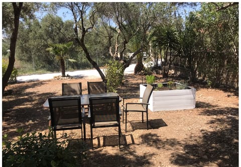 Villa Varavara heeft een grote tuin aan de voorzijde van uw Villa.