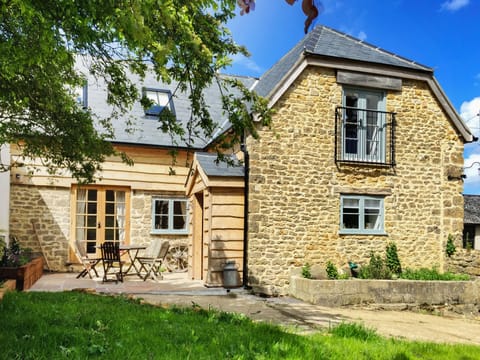 The cottage and outside seating area.