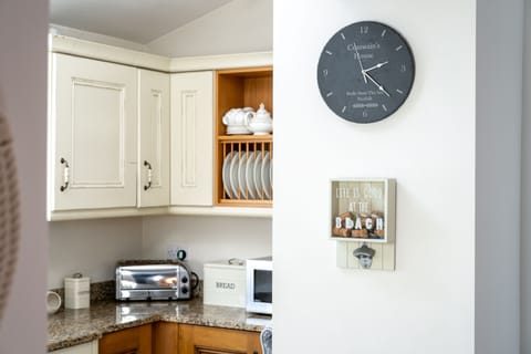 Ground floor: Well-equipped kitchen