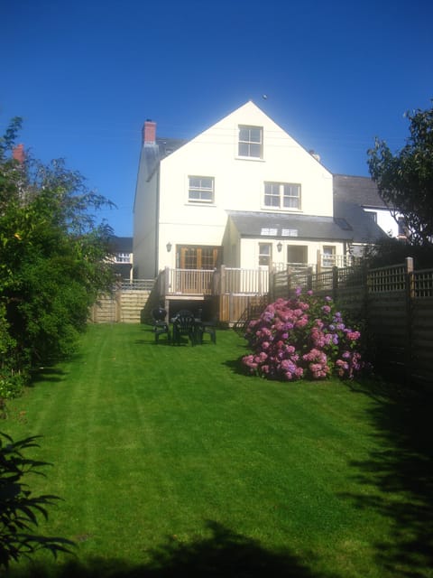 South-facing garden. Does not show the recently extended wooden dining area